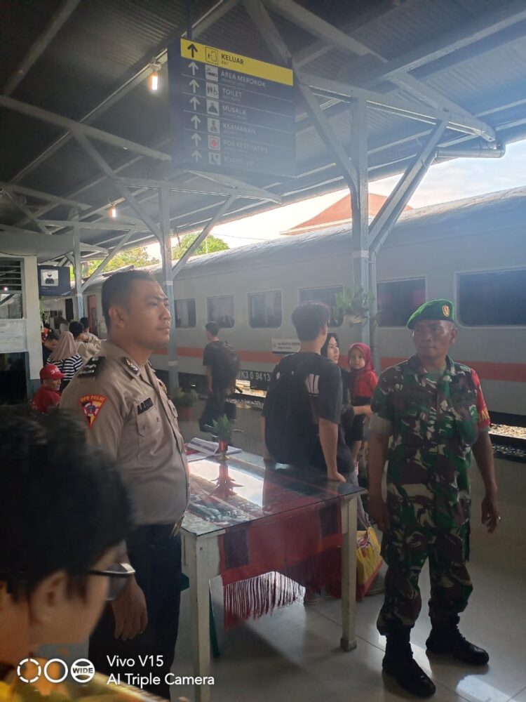 Personil Polres Pematang Siantar melaksanakan pengamanan di Stasiun KA Siantar Expres, Jalan Kartini, Kelurahan Proklamasi, Kecamatan Siantar Barat, Kota Pematang Siantar, pada Jumat (22/12/2023), yang dimulai sekitar pukul 06:40 WIB hingga sekitar pukul 23.30 WIB.