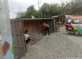 Personil Unit Gakkum Sat Lantas Polres Pematang Siantar, Brigadir Yogi Tobing dengan cepat membantu evakuasi material truk yang terbalik.