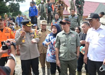Kepala BNPB, Letjen TNI Suharyanto tinjau lokasi banjir bandang dan longsor di Desa Simangulampe, Kecamatan Baktiraja, Humbahas, Senin (4/12/2023).