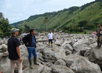 Bupati Humbahas, Dosmar Banjarnahor saat turun ke lokasi bencana.