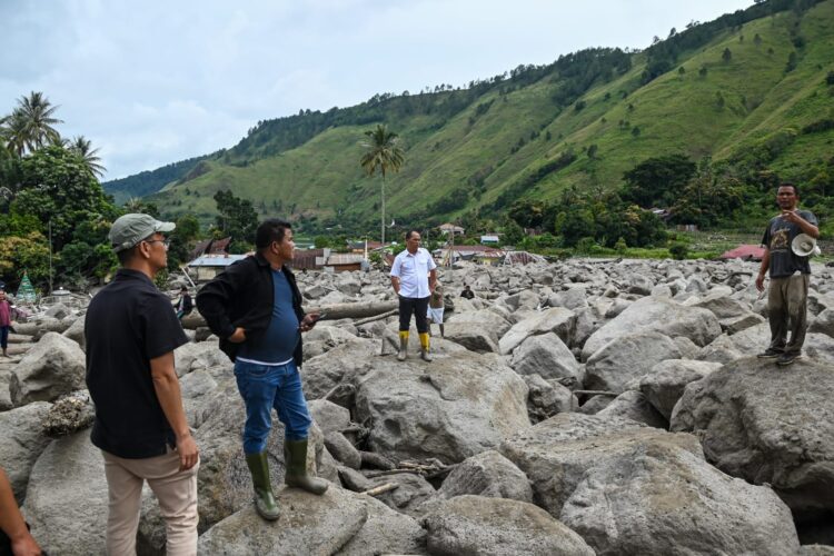 Bupati Humbahas, Dosmar Banjarnahor saat turun ke lokasi bencana.
