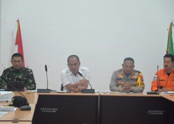 Rapat dipimpin Bupati Humbang Hasundutan, Dosmar Banjarnahor SE dan dihadiri Kapolres Humbang Hasundutan, AKBP Hary Ardianto SIK, Dandim 0210/TU, Letkol. Saiful Rizal, Kepala Kantor SAR Medan, Budiono SE MM, para pimpinan OPD terkait penanganan bencana dan undangan lainnya.