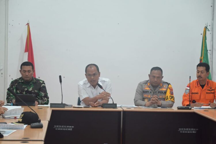 Rapat dipimpin Bupati Humbang Hasundutan, Dosmar Banjarnahor SE dan dihadiri Kapolres Humbang Hasundutan, AKBP Hary Ardianto SIK, Dandim 0210/TU, Letkol. Saiful Rizal, Kepala Kantor SAR Medan, Budiono SE MM, para pimpinan OPD terkait penanganan bencana dan undangan lainnya.