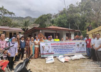 Suasana penyerahan bantuan cadangan pangan pokok untuk korban banjir bandang, di Baktiraja, Jumat (8/12/2023), bertempat di Kantor Desa Marbun Tonga-Marbun Dolok.