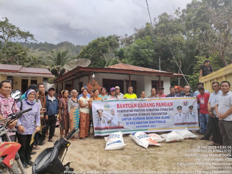 Suasana penyerahan bantuan cadangan pangan pokok untuk korban banjir bandang, di Baktiraja, Jumat (8/12/2023), bertempat di Kantor Desa Marbun Tonga-Marbun Dolok.