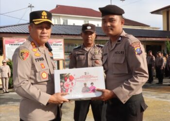 Kapolres Pematang Siantar, AKBP Yogen Heroes Baruno, S.H, S.I.K, saat menyerahkan bingkisan natal dan tahun baru secara simbolis kepada personil beragama Kristen, di Lapangan Apel Polres Siantar, Selasa (5/12/2023) pagi tadi, pukul 08.00 WIB.