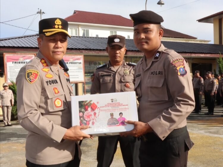 Kapolres Pematang Siantar, AKBP Yogen Heroes Baruno, S.H, S.I.K, saat menyerahkan bingkisan natal dan tahun baru secara simbolis kepada personil beragama Kristen, di Lapangan Apel Polres Siantar, Selasa (5/12/2023) pagi tadi, pukul 08.00 WIB.