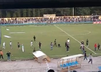 Supporter saat masuk ke lapangan dan membuat kerusuhan usai laga PSMS Medan vs PSPS Riau. [Ist]