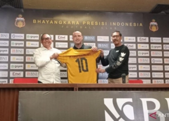 COO Bhayangkara FC Sumardji, Radja Nainggolan, dan Direktur Utama Bhayangkara FC Agus Rumekso Carel (ki-ka) berfoto bersama pada acara perkenalan Radja Nainggolan sebagai pemain baru Bhayangkara FC di Stadion Utama Gelora Bung Karno, Jakarta, Senin (4/12/2023). (ANTARA)