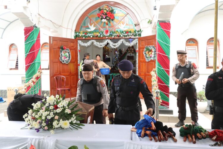 Polres Pematang Siantar bersama Tim Jibom Gegana Kompi 2 Bataliyon B Polda Sumut yang dipimpin oleh Kapolres Pematang Siantar, AKBP Yogen Heroes Baruno, SH, S.I.K, lakukan sterilisasi 6 Gereja prioritas, Minggu (24/12/2023).