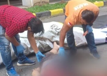 Petugas mengevakuasi jasad pria misterius yang ditemukan tewas diduga bunuh diri loncat dari lantai 5 mal di Medan, Kamis (21/12/2023). (Foto: MPI)