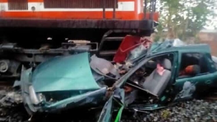 Mobil sedan yang tertabrak dan terseret kereta di Abung Selatan, Lampung Utara, remuk. Tiga orang tewas dalam kecelakaan ini. (FOTO: JIMI IRAWAN)