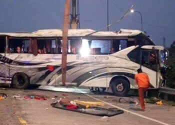 Daftar jumlah korban kecelakaan Bus Handoyo jurusan Yogyakarta-Bogor di Tol Cipali, Jumat (15/12/2023) sore. Kecelakaan ini terjadi di sekitar KM 73 Tol Cipali, Exit Tol Cikampek, Kecamatan Bungursari, Kabupaten Purwakarta, Jawa Barat. Sopir bus diduga tidak kuat mengendalikan kendaraan hingga menabrak pembatas jalan hingga terguling. (Tribun Jabar/Deanza Falevi)