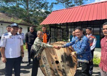 , Kepala Dinas PUTR dan Perhubungan Pakpak Bharat, Maringan Bancin, ST, MT  menyerahkan bantuan kabel JTR 4X2,5 kepada masyarakat Dusun Kuta Laki, Siempat Rube IV, Kecamatan Siempat Rube, Selasa (19/12/2023).