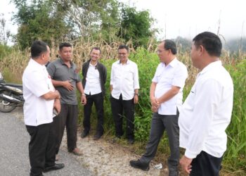 Bupati Humbahas, Dosmar Banjarnahor SE, saat meninjau rekonstruksi pembangunan jalan ruas Pusuk-Parlilitan, Rabu (27/12/2023).