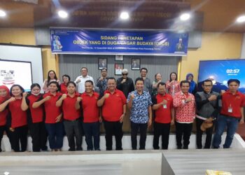 TACB Kota Pematang Siantar dan Budayawan, H. Kusma Erizal Ginting, SH, berfoto bersama dengan peserta sidang Penetapan Objek Diduga Cagar Budaya, di Aula Dinas Pendidikan Pematang Siantar, Jalan Merdeka Pematang Siantar.