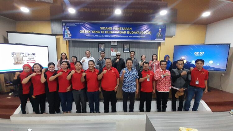 TACB Kota Pematang Siantar dan Budayawan, H. Kusma Erizal Ginting, SH, berfoto bersama dengan peserta sidang Penetapan Objek Diduga Cagar Budaya, di Aula Dinas Pendidikan Pematang Siantar, Jalan Merdeka Pematang Siantar.