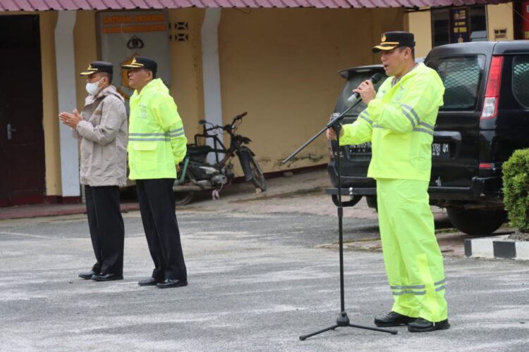 Wakapolres Pematang Siantar, Kompol Pardamean Hutahaean, S.H, S.I.K, M.H, pimpin apel pengecekan kelengkapan jas hujan personil dalam rangka kesiapan Operasi Lilin Toba-2023-2024, Rabu (20/12/2023), di lapangan apel Polres Pematang Siantar.