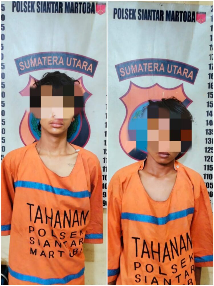 Foto kedua pelaku pencurian yang diamankan Polsek Siantar Martoba.