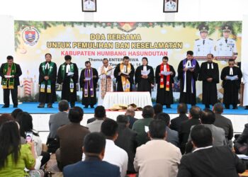 Pemkab Humbahas bersama masyarakat menggelar doa bersama untuk pemulihan dan keselamatan Kabupaten Humbahas, Rabu (20/12/2023), di Aula Hutamas Doloksanggul. Doa bersama ini sebagai pengganti Perayaan Natal tahun 2023