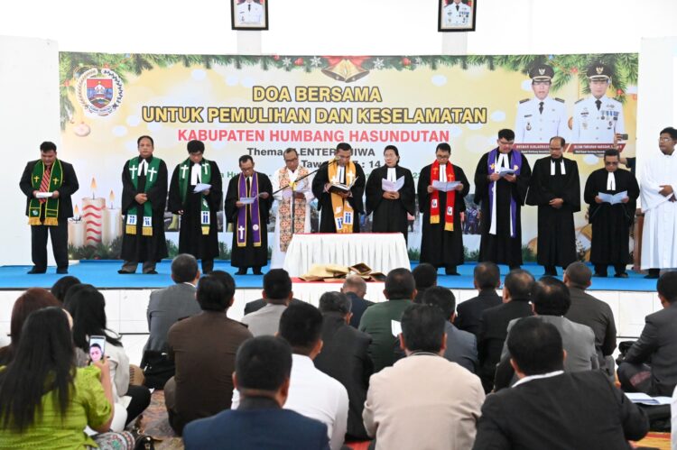 Pemkab Humbahas bersama masyarakat menggelar doa bersama untuk pemulihan dan keselamatan Kabupaten Humbahas, Rabu (20/12/2023), di Aula Hutamas Doloksanggul. Doa bersama ini sebagai pengganti Perayaan Natal tahun 2023