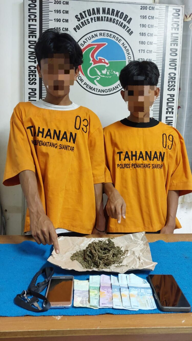 Foto kedua pelaku dan barang bukti ganja yang diamankan Polres Siantar.