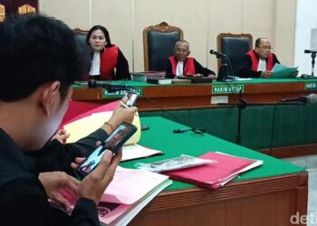 Foto: Sidang perdana Ketua OKP Imran yang mengancam membunuh jurnalis di PN Medan. (Goklas Wisely/detikSumut)