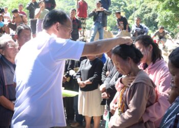 Bupati Humbang Hasundutan (Humbahas), Dosmar Banjarnahor, SE, yang turut menghadiri ibadah dan tabur bunga menyampaikan turut berduka cita sedalam-dalamnya.