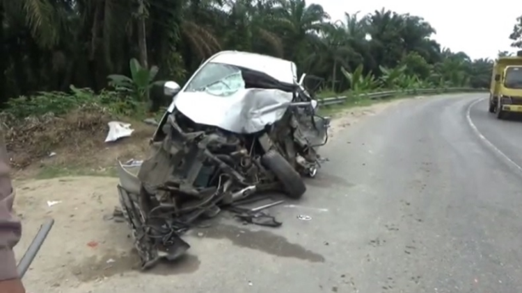 Kecelakaan maut melibatkan Toyota Avanza dengan truk kontainer di Jalan Lintas Sumatera, Kabupaten Labuhanbatu Utara, Sumatera Utara, Sabtu (9/12/2023). (Foto: Ikang Amanda).