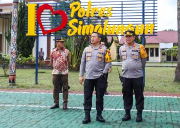 Kapoldasu dan rombongan disambut oleh Kapolres Simalungun, AKBP Ronald F.C Sipayung, S.H., S.I.K., M.H., beserta jajaran di Mako Polres Simalungun, Jalan Jhon Horailam Saragih, Kecamatan Raya, Kabupaten Simalungun.
