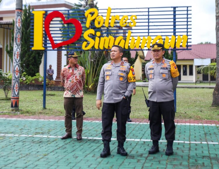 Kapoldasu dan rombongan disambut oleh Kapolres Simalungun, AKBP Ronald F.C Sipayung, S.H., S.I.K., M.H., beserta jajaran di Mako Polres Simalungun, Jalan Jhon Horailam Saragih, Kecamatan Raya, Kabupaten Simalungun.