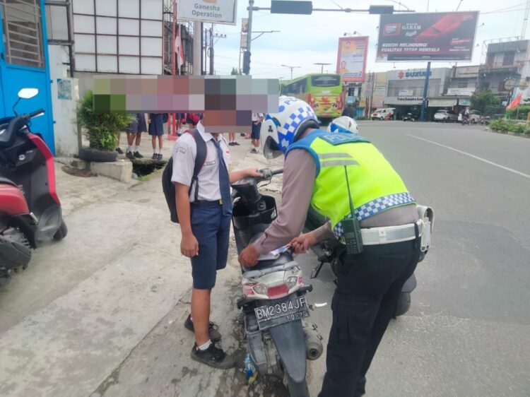 Sat Lantas Polres Pematang Siantar menindak tegas para pelajar yang nekat mengendarai kendaraan bermotor tidak menggunakan helm, pada Sabtu (09/12/2023).