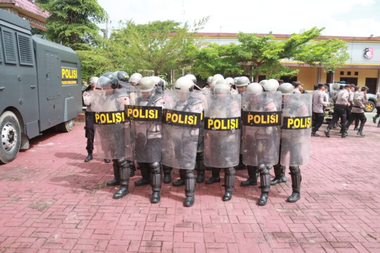 Polres Simalungun melaksanakan pelatihan Pengendalian Massa (Dalmas) pada Senin (11/12/2023), yang dipimpin Kapolres Simalungun, AKBP Ronald F.C Sipayung.