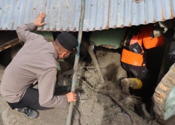 Foto: Personel Polda Sumut membantu mengevakuasi korban longsor di Humbahas (Dok. Polda Sumut)