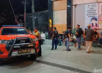 Suasana Kampus Unpri di Jalan Sampul, Kota Medan saat didatangi personel Polrestabes Medan, Senin (11/12/2023) malam. (Goklas Wisely).