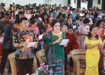Kapolres Simalungun, AKBP Ronald F.C Sipayung, S.H., S.I.K., M.H., dan Ketua Bhayangkari Cabang Simalungun, Ny. Erika Ronald Sipayung, saat mengikuti Perayaan Natal Keluarga Besar Polres Simalungun.