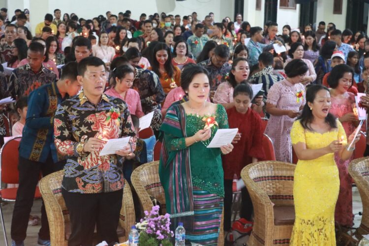 Kapolres Simalungun, AKBP Ronald F.C Sipayung, S.H., S.I.K., M.H., dan Ketua Bhayangkari Cabang Simalungun, Ny. Erika Ronald Sipayung, saat mengikuti Perayaan Natal Keluarga Besar Polres Simalungun.