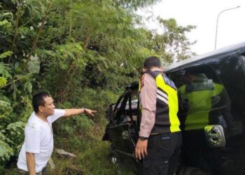 Pihak kepolisian mengecek lokasi kejadian di Jalur tol Km 47+500 kawasan Desa Pasar Melintang Kecamatan Lubuk Pakam Kabupaten Deliserdang,Selasa, (19/12/2023).