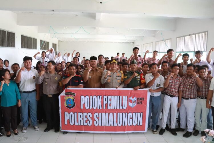 Foto bersama Kapolres Simalungun, AKBP Ronald F.C. Sipayung disela kegiatan.