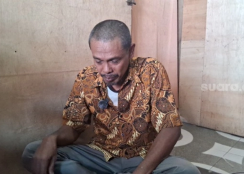 Muhyani, Pengembala Kambing di Serang, Banten menangis mengenang dirinya ditahan karena tewaskan maling Kambing karena membela diri, Sabtu (16/12/2023). [Suara.com/Yandi Sofyan]