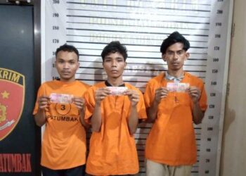 TAMPANG tiga tersangka pembuat dan pengedar uang palsu pecahan Rp 100 dan pecahan Rp 50 ribu yang berhasil ditangkap Unit Reskrim Polsek Patumbak, Jumat (8/12/2023).