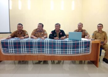 Plt. Kepala Dinas Pendidikan (Kadisdik) Pematang Siantar, Rudol Barmen Manurung, M.Pd (nomor dua dari kiri) didampingi Simon .T. Tarigan, S.Pd, MM, Kabid PAUD Dikdas dan Ketua Umum Panitia, Mangiring Panjaitan, S.Pd, Ketua 1, Dr. Malister Napitupulu, dan Sekretaris Umum Panitia, Timbul Manurung, S.Pd, M.A saat memberikan arahan kepada seluruh panitia yang hadir.