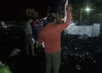 Foto: Warga mengecek kondisi kios di Pasar Sidikalang yang terbakar dini hari tadi. (Dok. Polres Dairi)