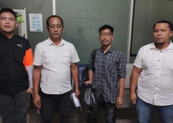 Calon penumpang maskapai penerbangan Lion Air JT387 yang ditangkap petugas Avsec Bandara Kualanamu karena kedapatan membawa sabu 1 kg. (Foto: Ist)