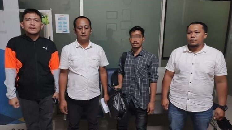 Calon penumpang maskapai penerbangan Lion Air JT387 yang ditangkap petugas Avsec Bandara Kualanamu karena kedapatan membawa sabu 1 kg. (Foto: Ist)