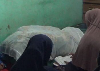Suasana duka anak aniaya ayah kandung hingga tewas di Kota Padangsidimpuan, Sumatera Utara. (Foto: iNews/Indra Mulia S)