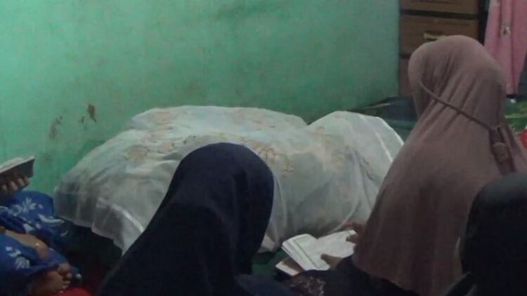 Suasana duka anak aniaya ayah kandung hingga tewas di Kota Padangsidimpuan, Sumatera Utara. (Foto: iNews/Indra Mulia S)