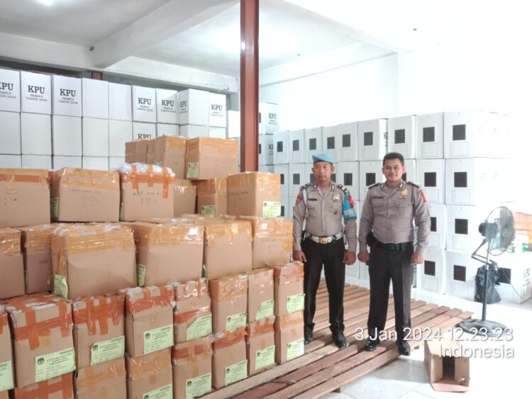 Personil Polres Pematang Siantar laksanakan pengamanan kedatangan logistik Pemilu 2024, di Kantor KPU Kota Pematang Siantar, Selasa (2/1/2024) sore, sekira pukul 17.45 WIB.