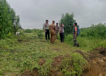 Bhabinkamtibmas Kelurahan Simarimbun dan Kelurahan Tong Marimbun, Bripka Johannes C. Siregar, SH, hadiri undangan Lurah Simarimbun, perihal pelurusan masalah batas/patok tanah.