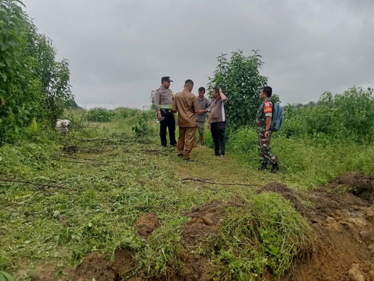 Bhabinkamtibmas Kelurahan Simarimbun dan Kelurahan Tong Marimbun, Bripka Johannes C. Siregar, SH, hadiri undangan Lurah Simarimbun, perihal pelurusan masalah batas/patok tanah.